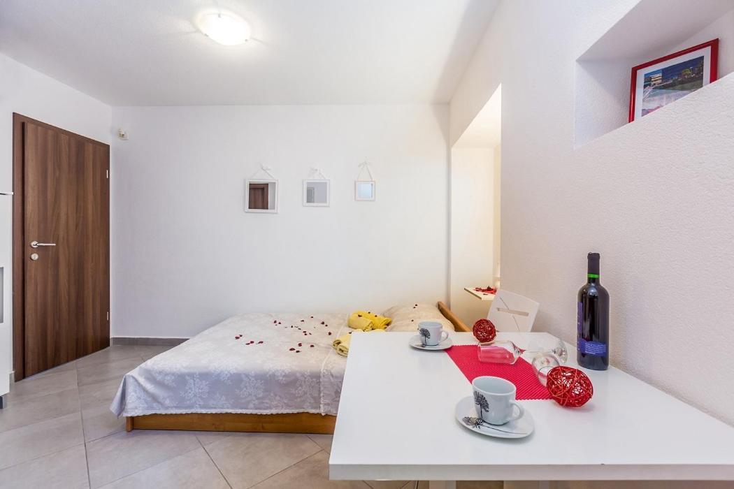 Studio Apartman U Kuci S Bazenom Башка Екстер'єр фото